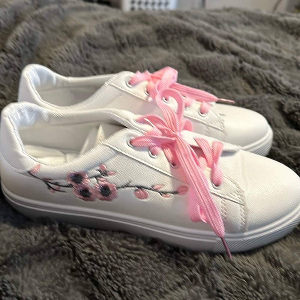 White sneakers with flower embroidery from Shein